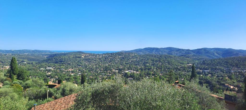 "La Colombe sous les Oliviers" Gîte jusqu'à 4 personnes Réservez sur Boooking Rez de jardin Piscine Vue mer et lac photo 4