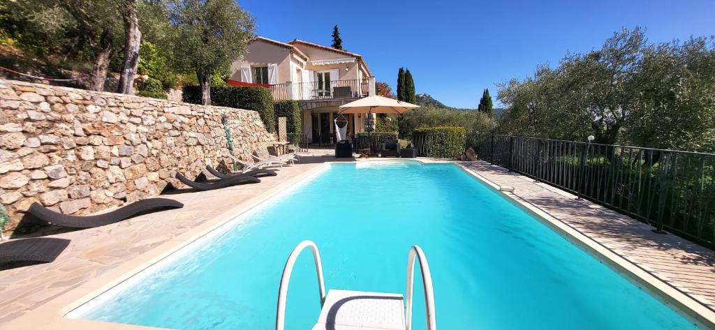 "La Colombe sous les Oliviers" Gîte jusqu'à 4 personnes Réservez sur Boooking Rez de jardin Piscine Vue mer et lac photo 2