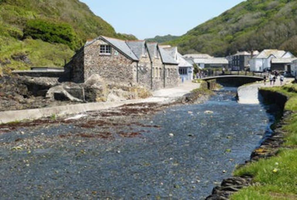 Chy Lowen Private rooms with kitchen, dining room and garden access close to Eden Project & beaches - Tap to explore photos