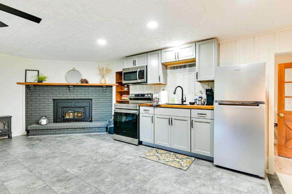 Modern Studio Less Than 13 Mi to Saratoga Racetrack! photo 1