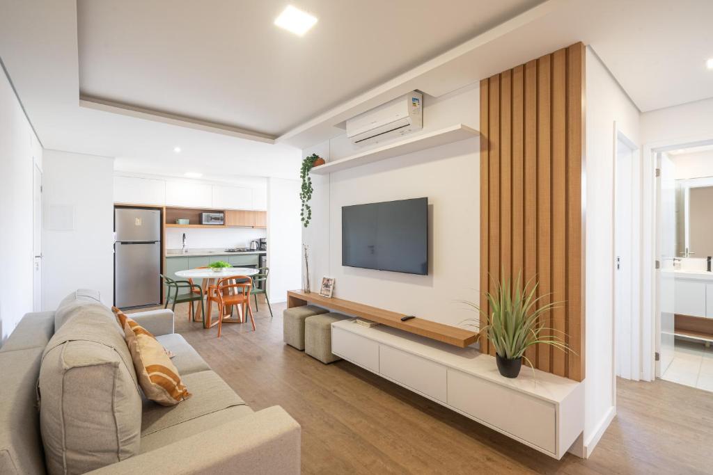 Apto a 150m DA PRAIA e 15min BETO CARREIRO com WI-FI, PISCINA, PORTARIA 24h, PLAYGROUND INFANTIL, QUADRA DE ESPORTES sacada com CHURRASQUEIRA e vaga de GARAGEM photo 2
