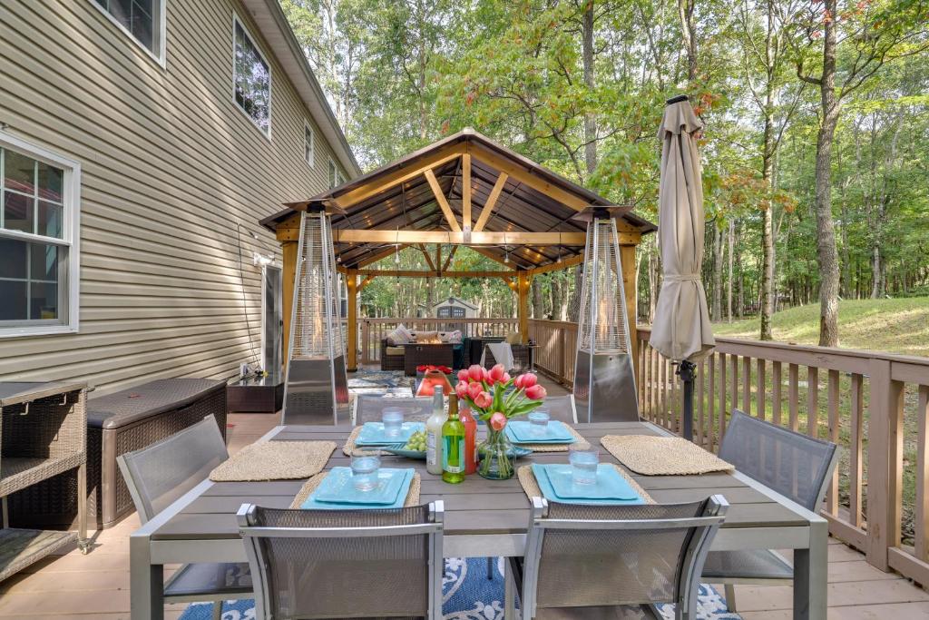 Immaculate Poconos Lodge Home Theater and Fire Pits photo 1