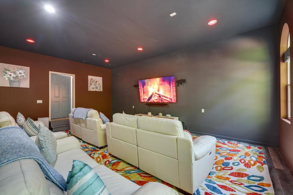 Immaculate Poconos Lodge Home Theater and Fire Pits photo 2