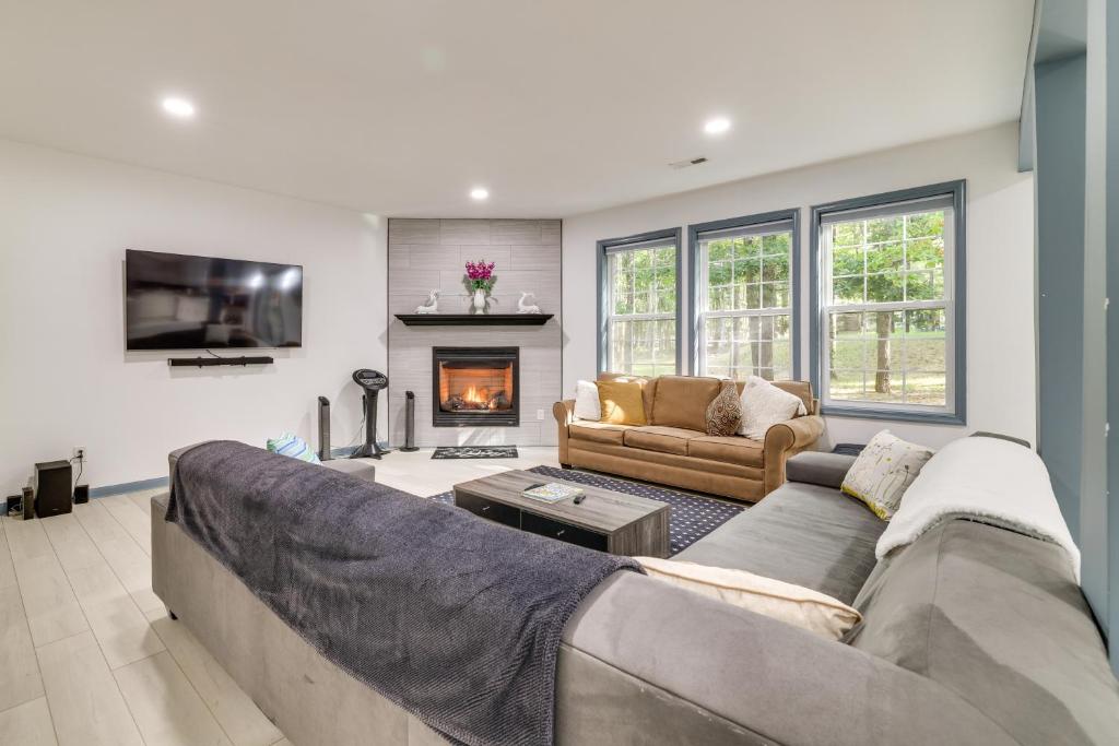 Immaculate Poconos Lodge Home Theater and Fire Pits photo 4
