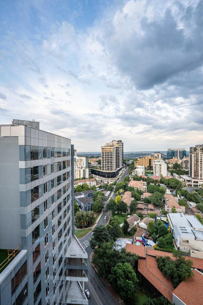 Spacious 2BR APT Near Sandton City -No Loadshedding