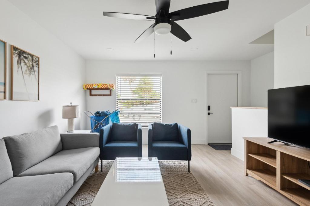 Amazing 2 Bedroom Townhouse near beach image