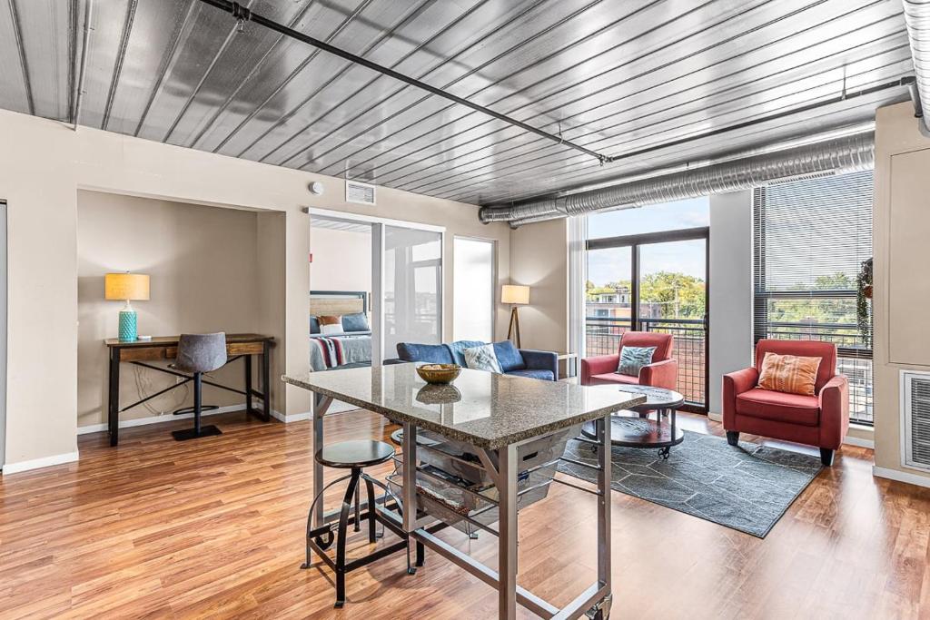 Spacious 2 King Bed Downtown Central to it All