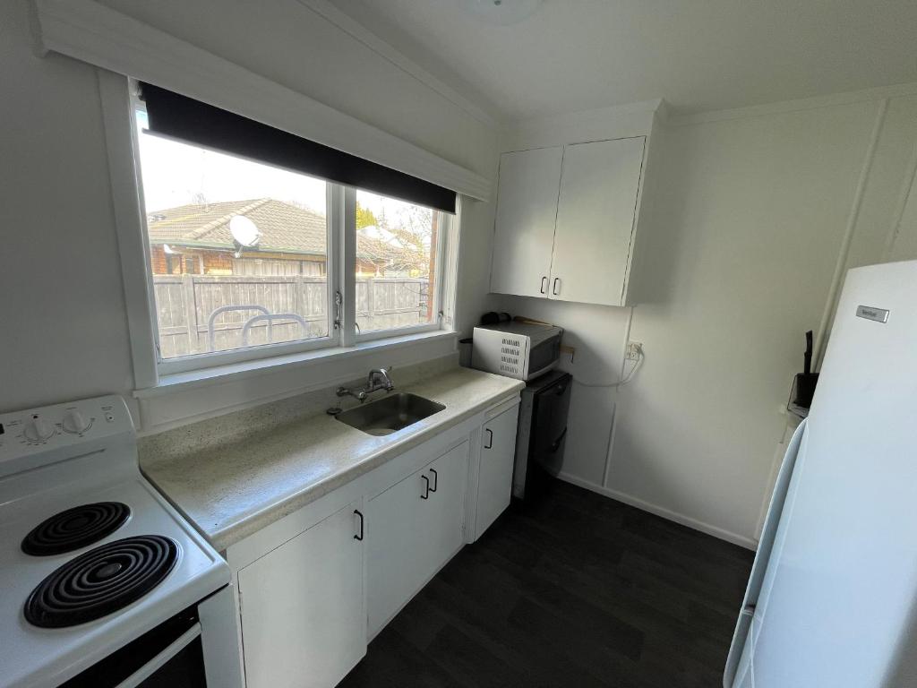 Sunny 2bdrm home close to Hospital & Gardens photo 4