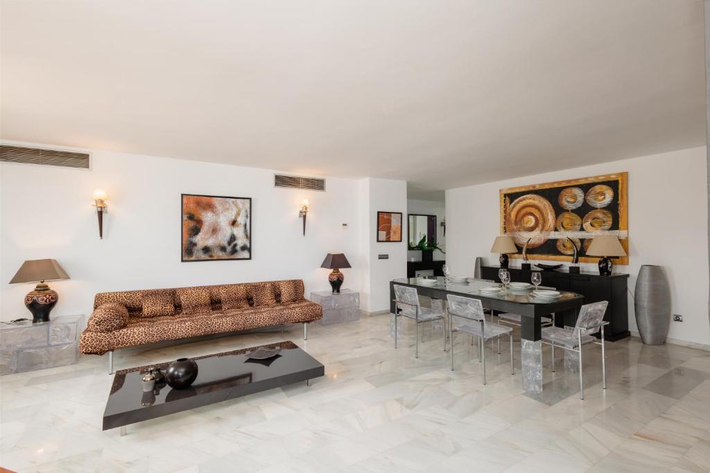 Stunning penthouse with sea views and private parking in Puerto Banús photo 1
