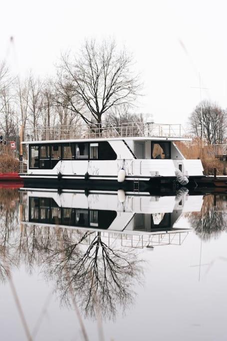 Deine schwimmende Auszeit auf dem Wasser - Festlieger Hausboot Tortuga photo 1