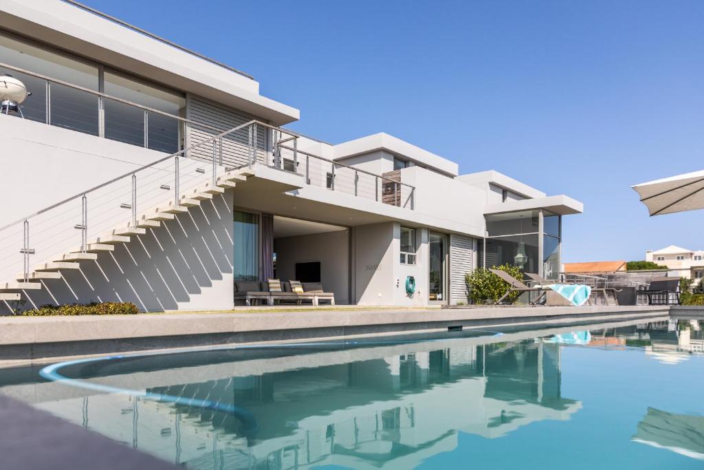 Luxury Beachy Head Villa 150m from the beach photo 1