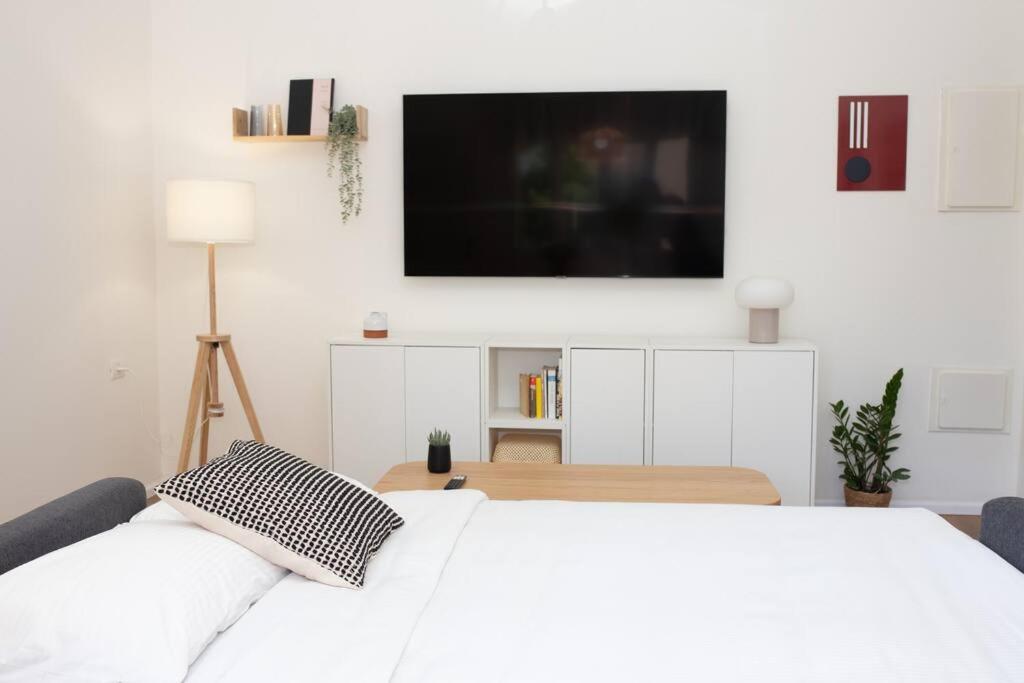 Bright and Cozy Bauhaus Gem photo 3