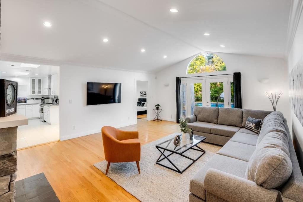 Prime location! House w/pool 7 mins to Universal, 10 mins to Hollywood image