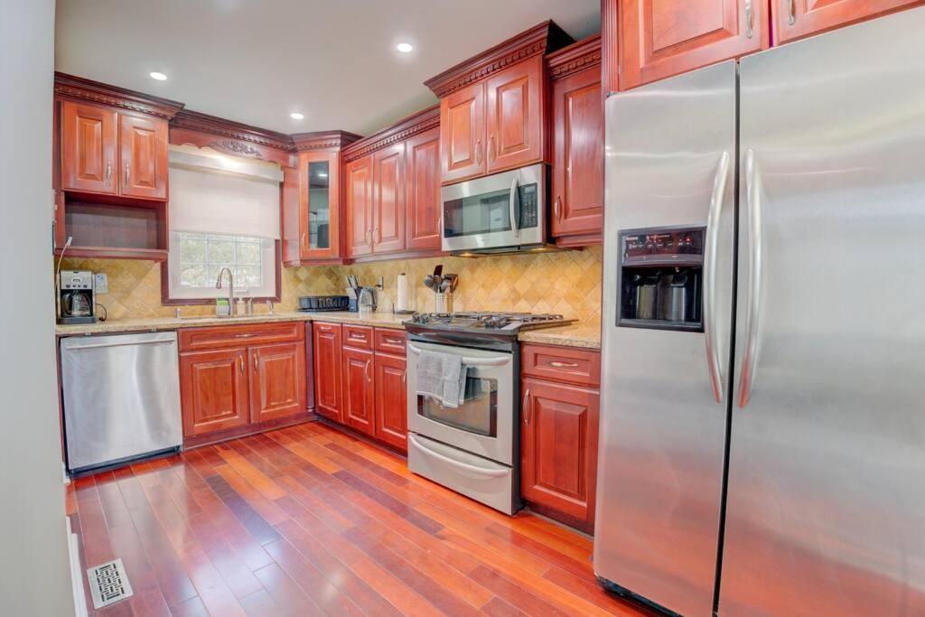 Newly Renovated Detached Home photo 2