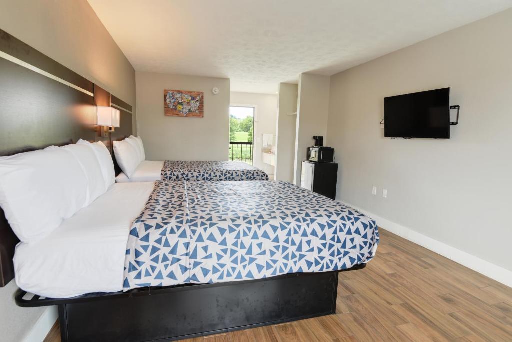Econo Lodge Sevierville-Pigeon Forge on the River image