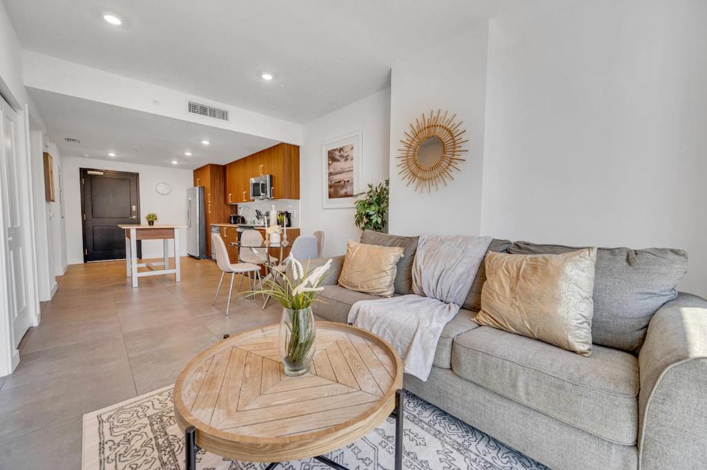 Beautiful Unit with Amazing View & Free Parking image
