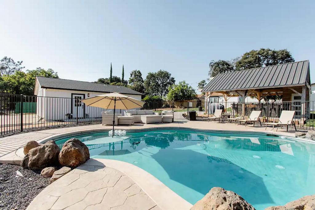 Beautiful spacious guest home image
