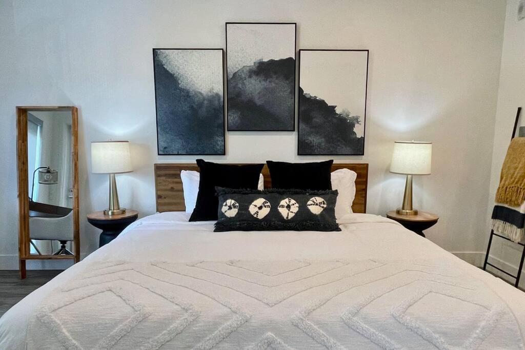 Elevator-Work Here-Gig WiFi-King Bed-Laundry in unit image