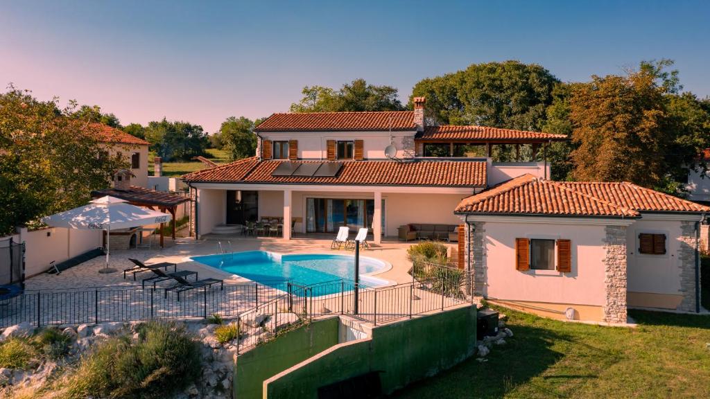 Villa Arton heated swimming-pool photo 2