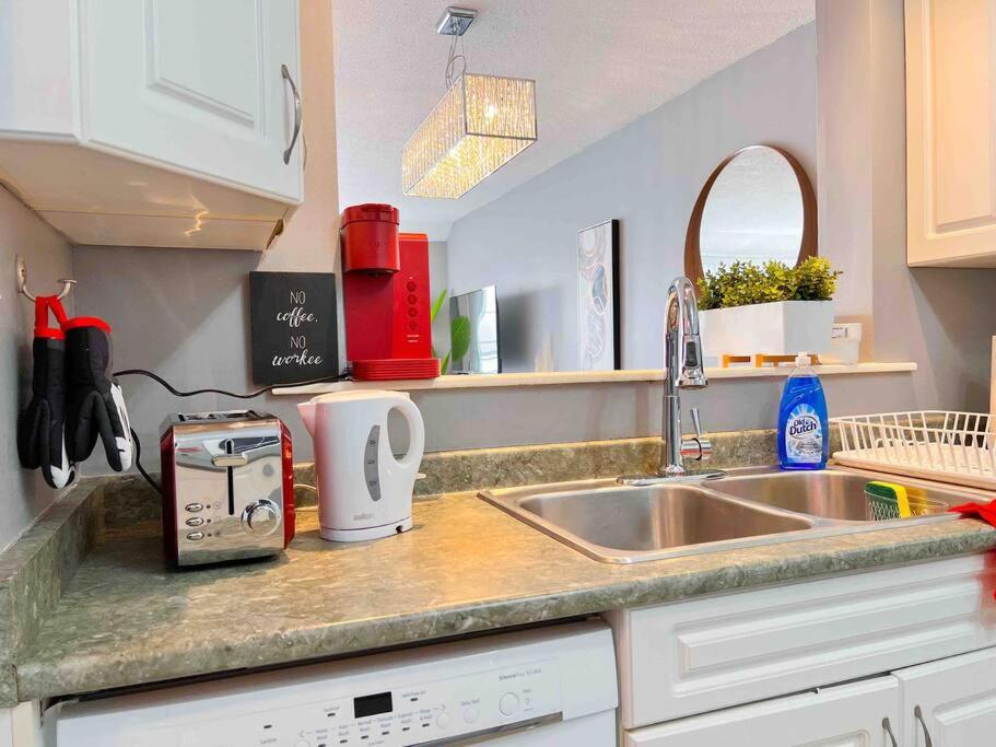 Fully furnished Townhome with Driveway Near DT photo 1