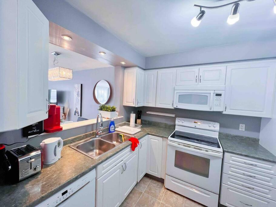 Fully furnished Townhome with Driveway Near DT photo 2