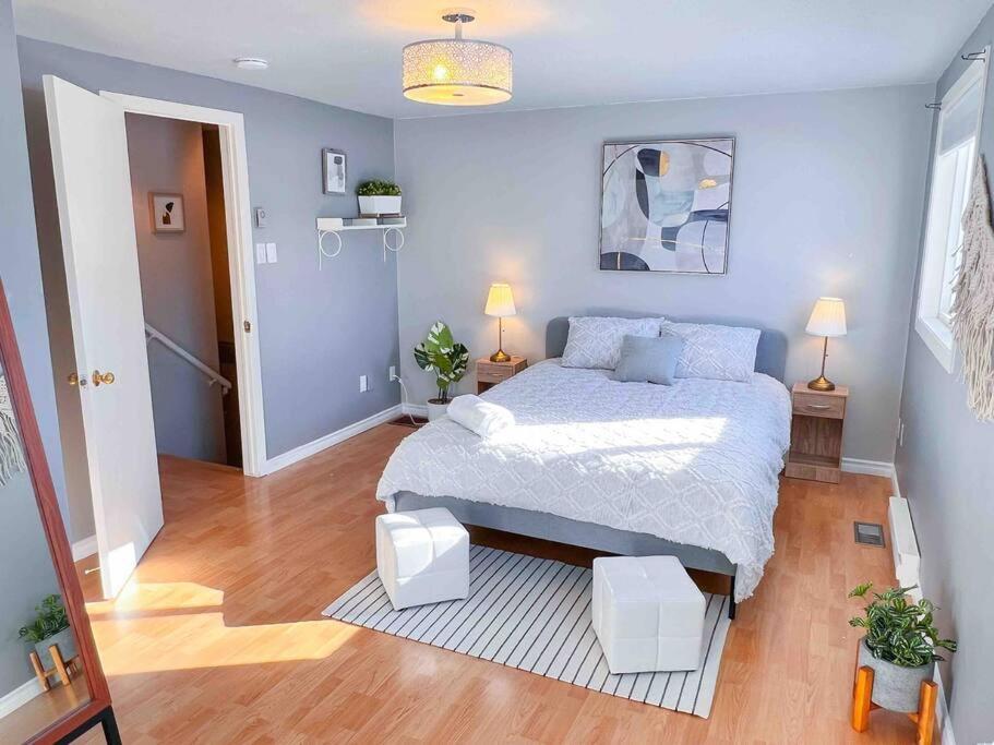 Fully furnished Townhome with Driveway Near DT photo 3
