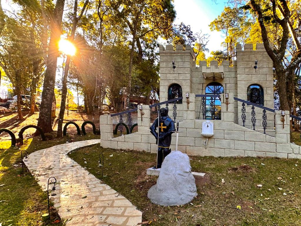 Castelo Excalibur, Vila Mágica
