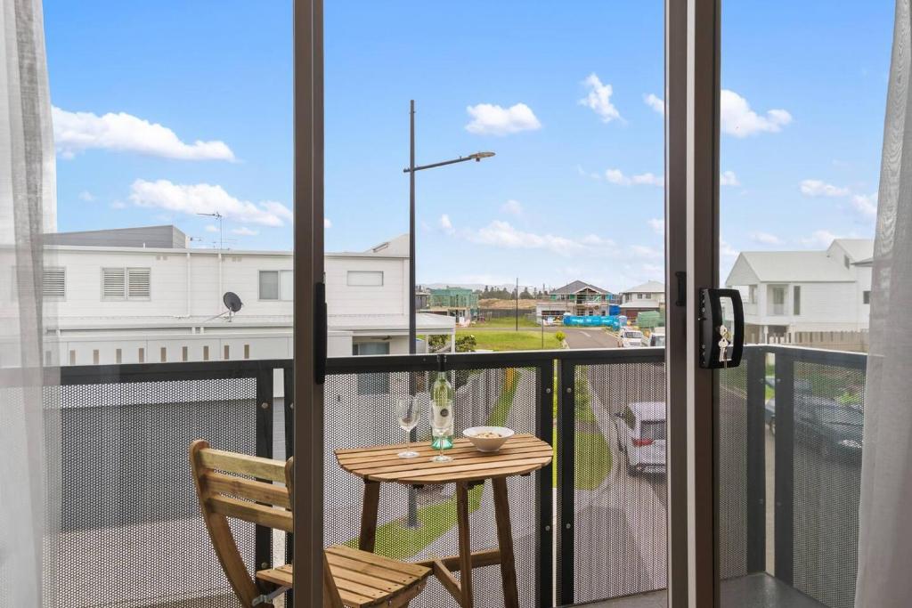 Rockpool Escape - A Coastal Refresh with Balcony photo 2