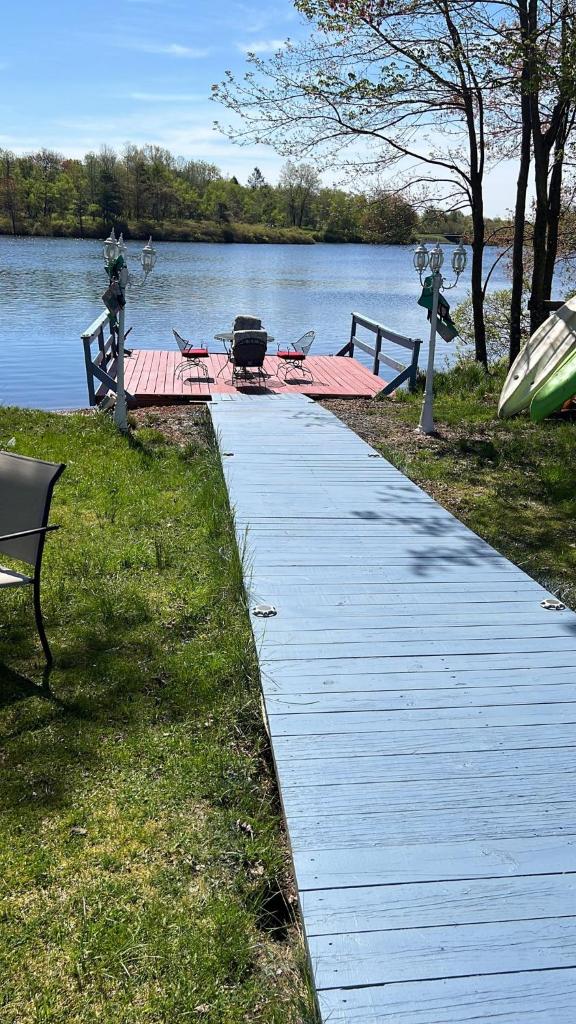 Stunning Lakefront Home - Swim, Fish, Kayak, HotTub photo 4
