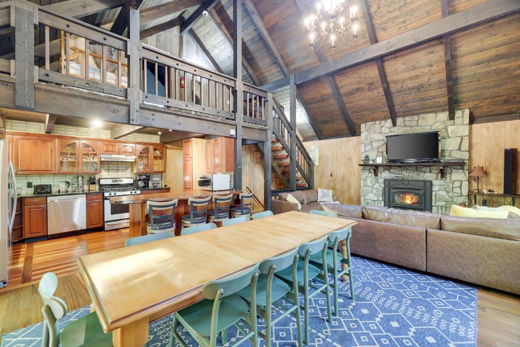 ⛰⛵️⛱Mt. Maplewood Lodge❤️Seasonal Specials ☆Poconos☆Cabin☆Hot⛷Tub☆Game Room☆ image