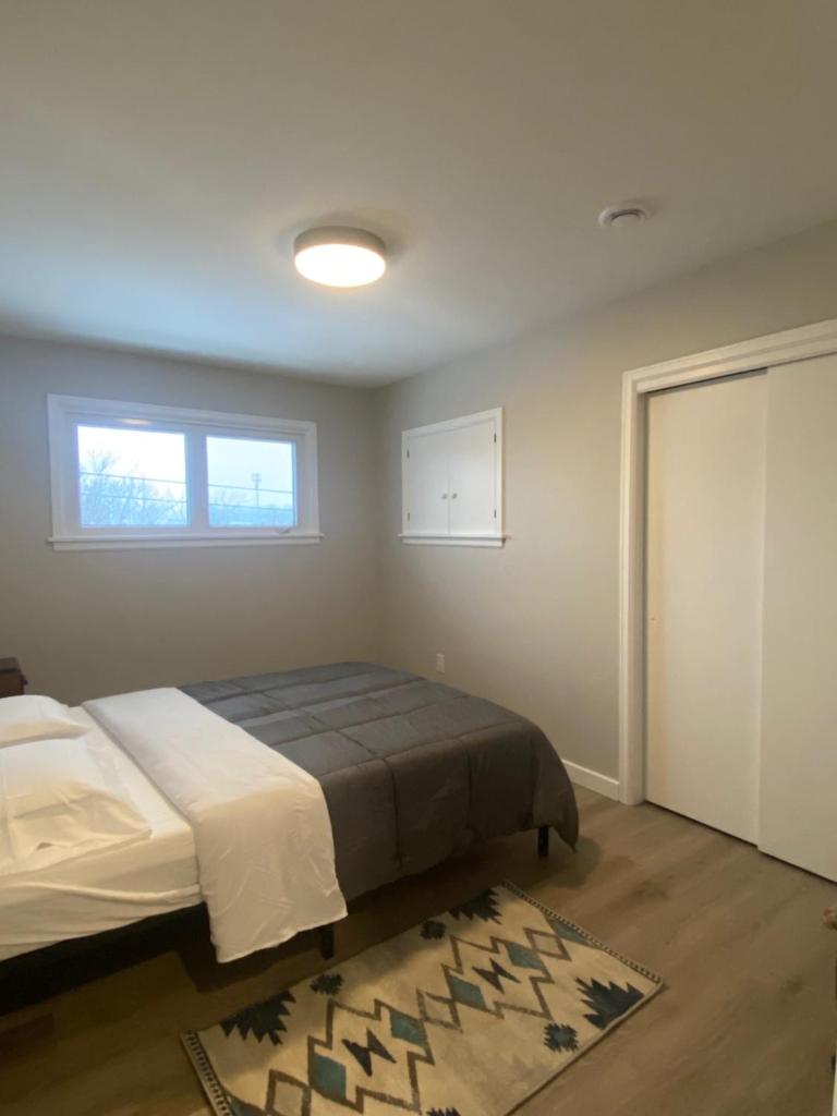 Private Room Lakeview House- Westmount photo 4