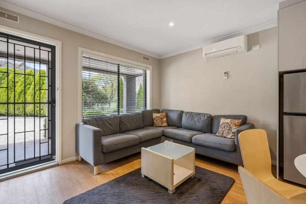 Grevillea Gardens Unit 4 photo 1