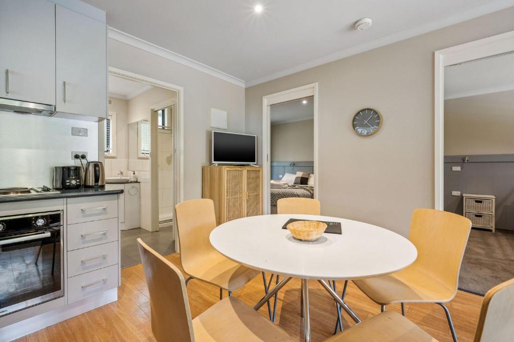 Grevillea Gardens Unit 4 photo 3