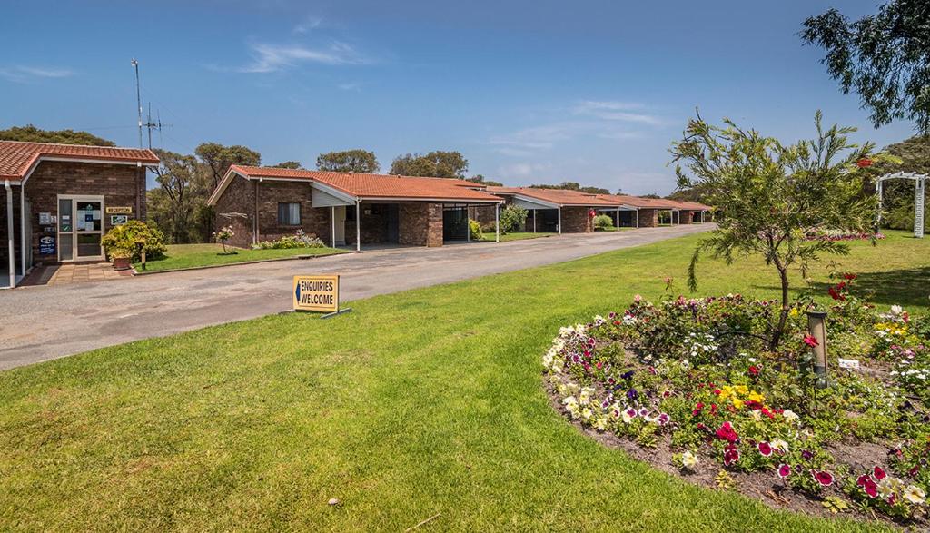 Emu Beach Chalets photo 2