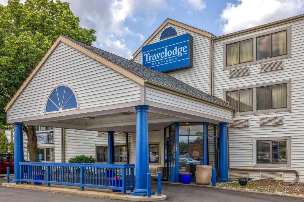 Travelodge by Wyndham Brooklyn Center photo 2