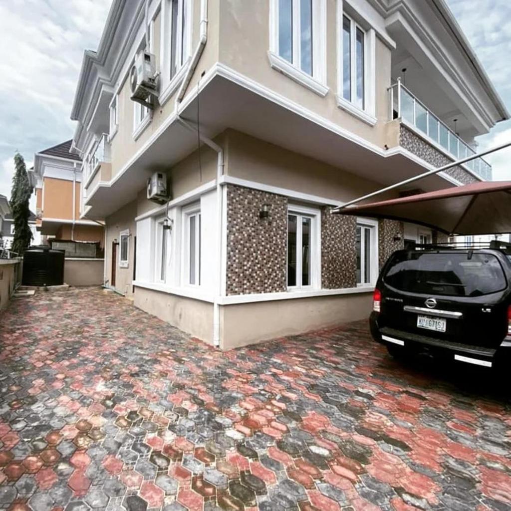 Immaculate 4-Bed detached duplex in Lekki Chevron