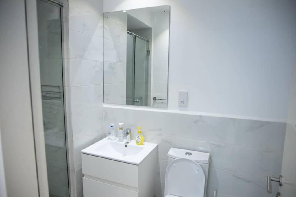 Cosy 1 Bedroom @Embassy Gardens photo 1