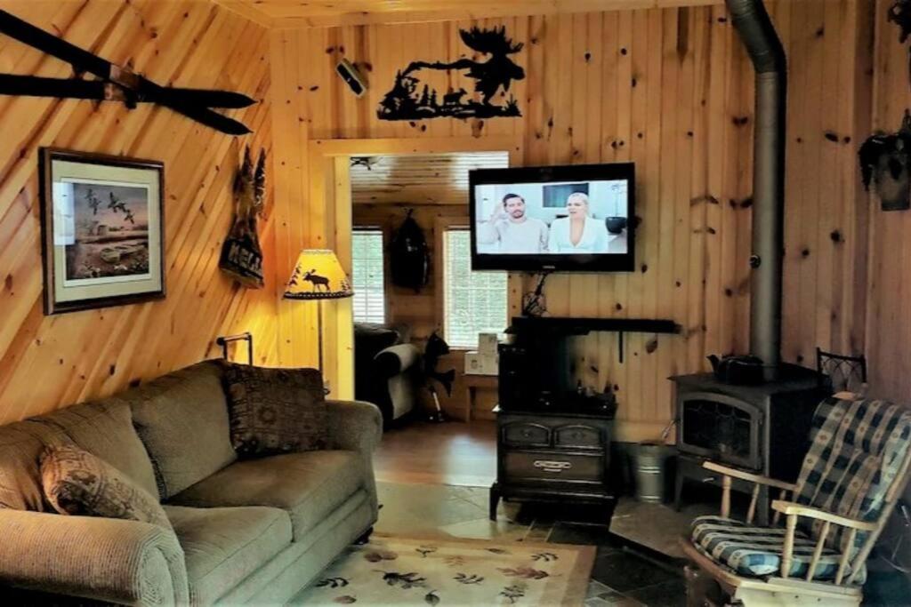 Northwoods Cabin-15 Acres, Fireplace- Paradise