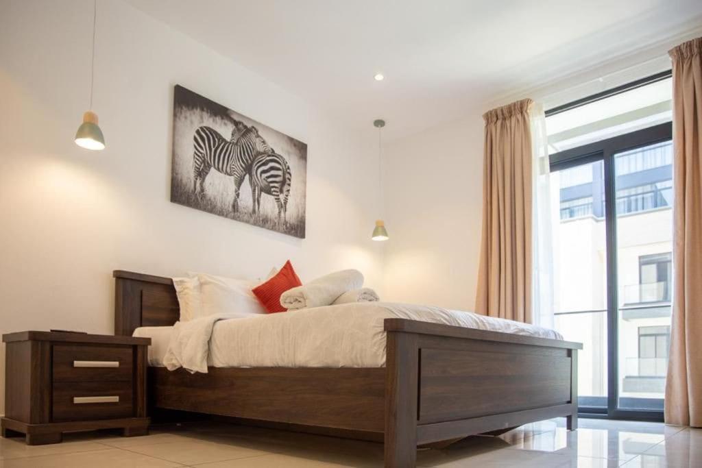 Embassy Gardens 2 Bed Apartment W/Pool View photo 1