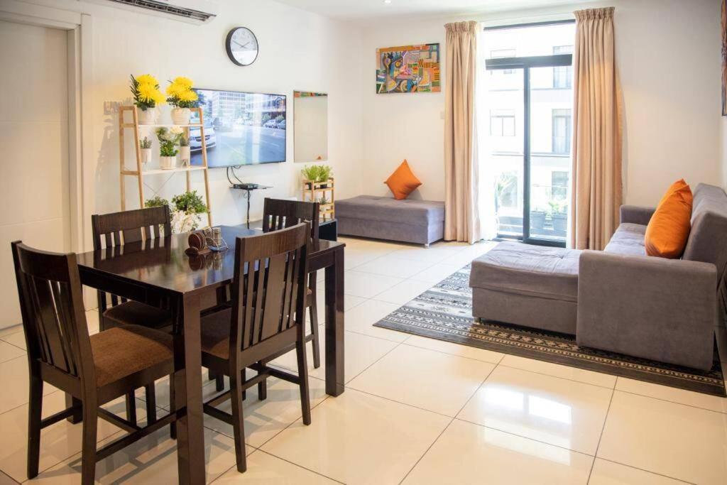 Embassy Gardens 2 Bed Apartment W/Pool View photo 3