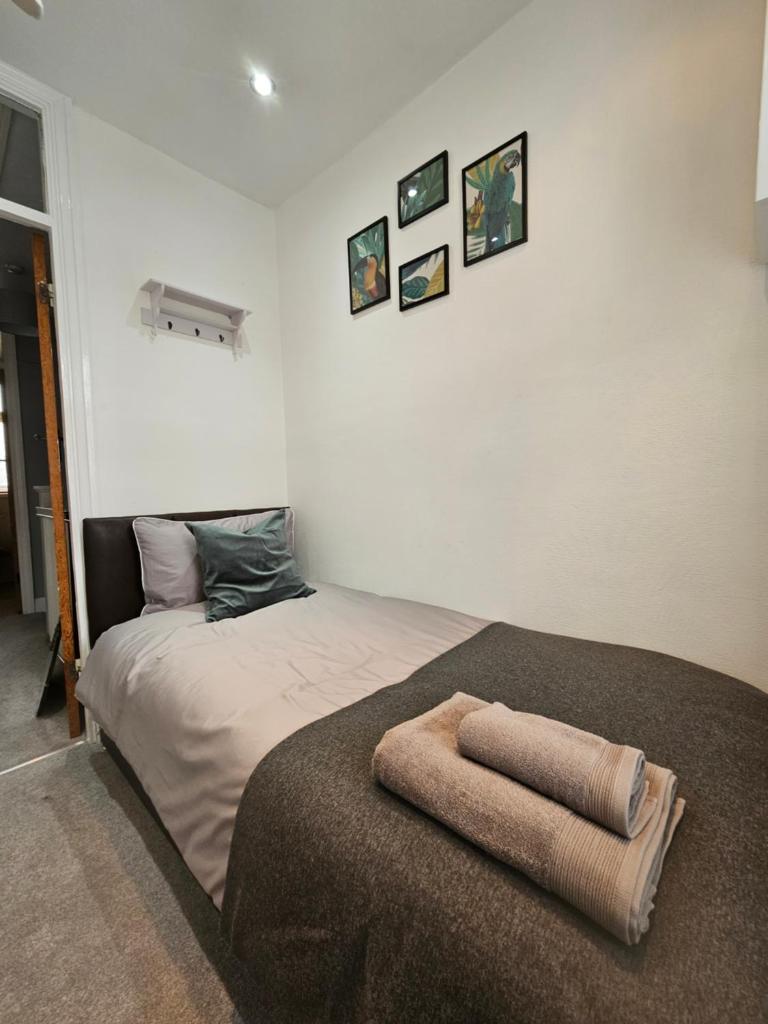 Leyland House, 3 Bedroom, Parking Space, Coventry CV5 photo 2
