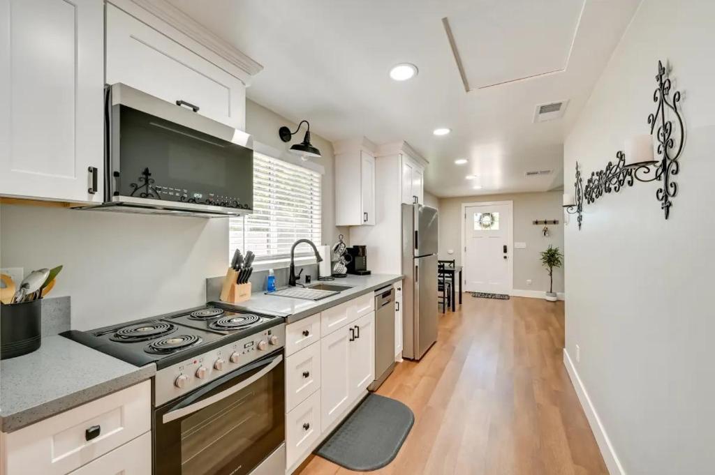 Entire 2 bedroom Pet Friendly Guest Cottage photo 3