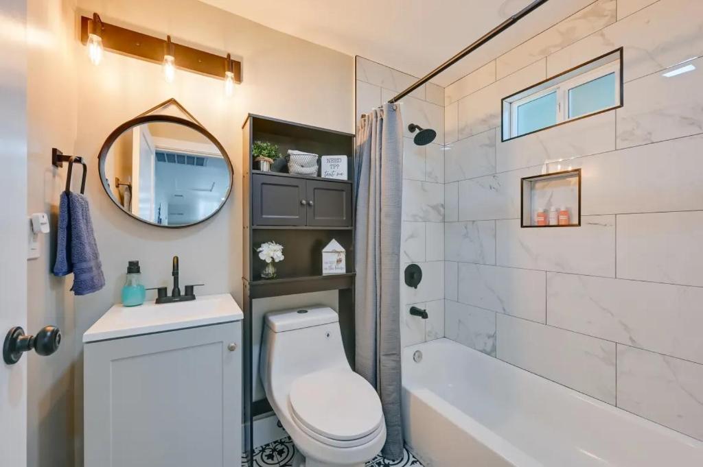 Entire 2 bedroom Pet Friendly Guest Cottage photo 2