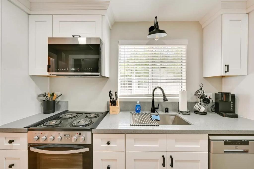 Entire 2 bedroom Pet Friendly Guest Cottage photo 1