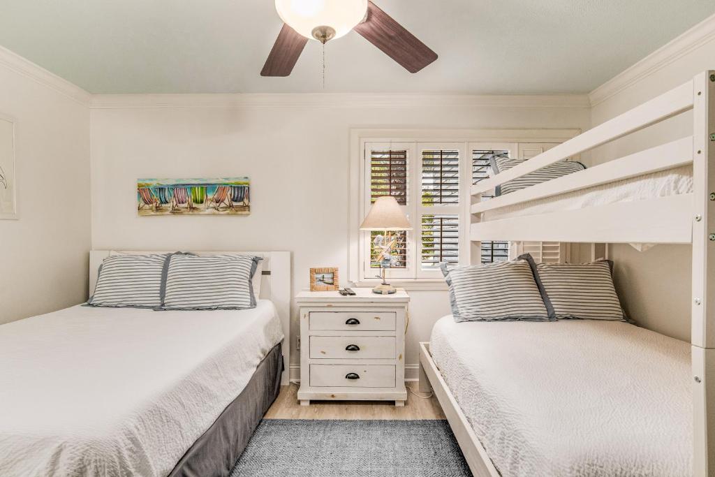 Walk to Florabama from Renovated Ground Floor 2Bd-2Ba with Pickleball, Boat Slips photo 3