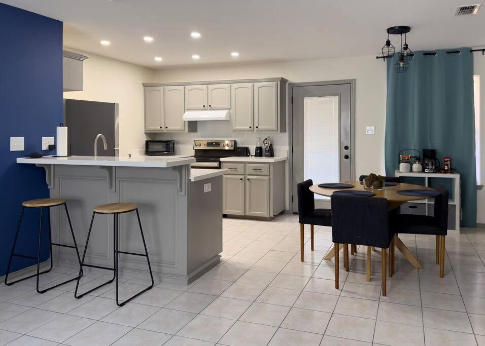Chic, Quiet 2BR 2BA Near Shops & Restos! photo 4