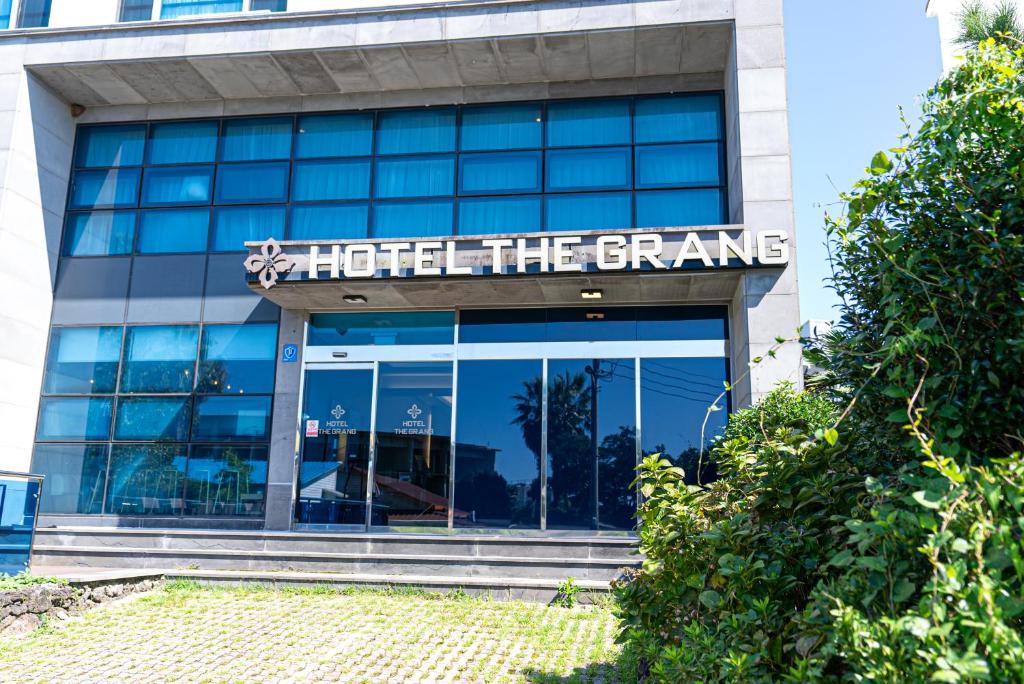 Hotel The Grang Jungmun photo 2