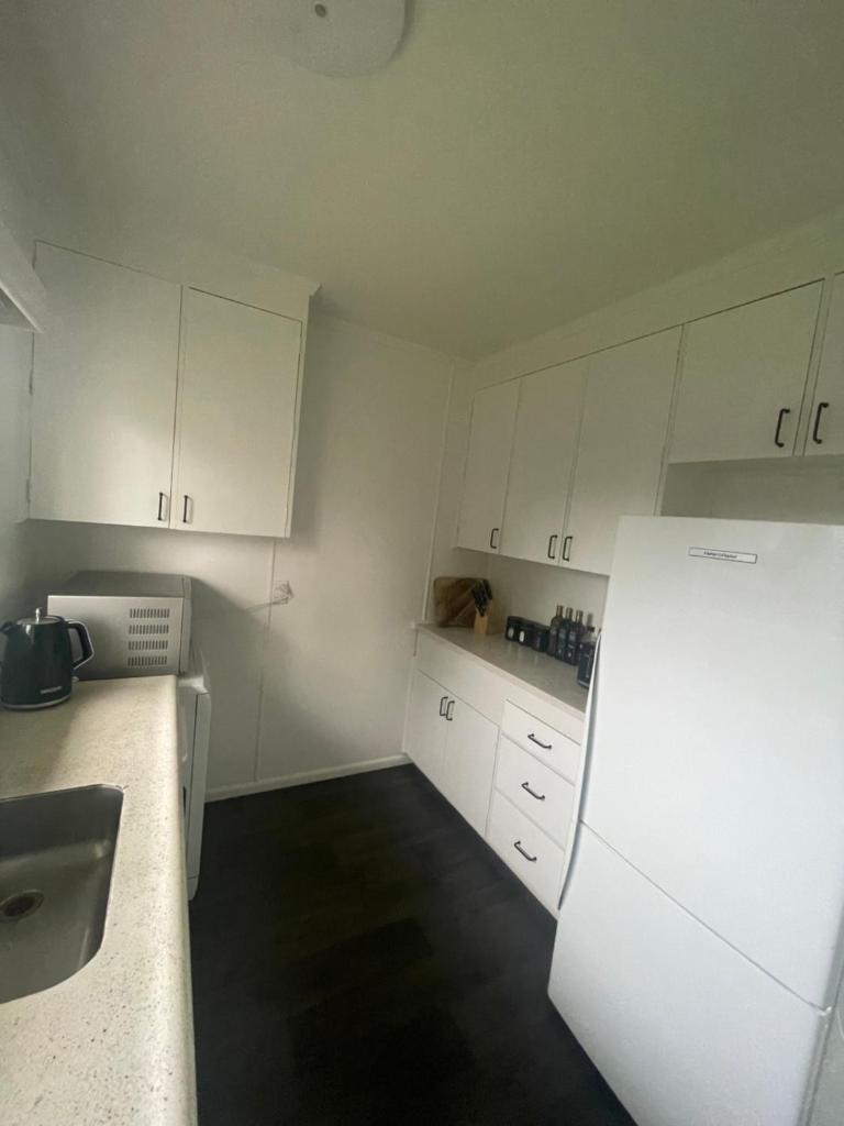 Sunny 2bdrm home close to Hospital & Gardens photo 2