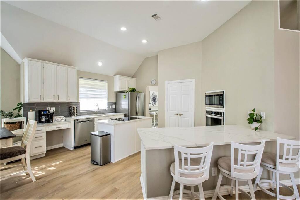 Modern 1-Story, Excellent Location, Pet Friendly photo 2