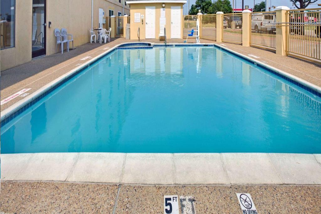 Days Inn by Wyndham Dallas Garland West image